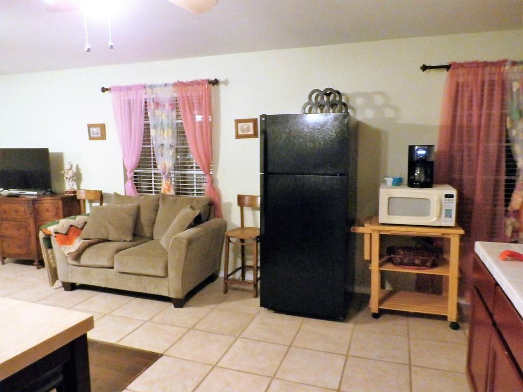 Charming Downstairs Unit Apartment *