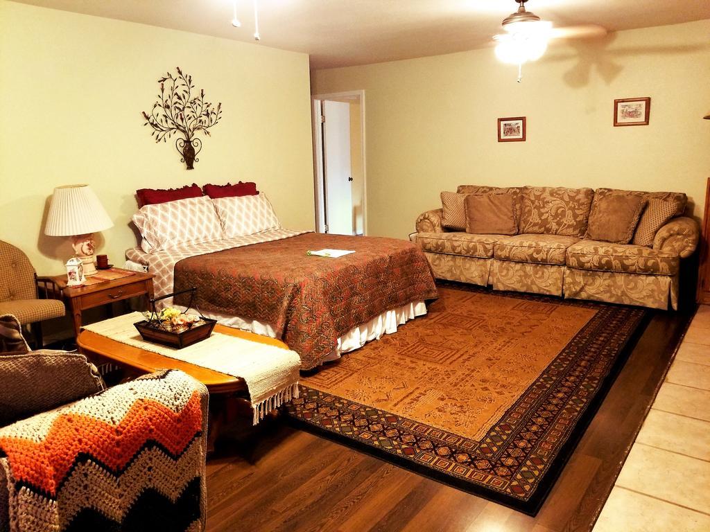 Charming Downstairs Unit Apartment *